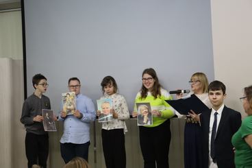Inscenizacja z udziałem uczniów wieluńskich szkół w Bibliotece Miejskiej - dotyczyła Nagrody Nobla